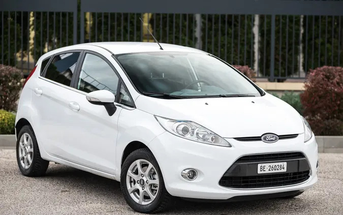 samochody osobowe Ford Fiesta cena 23900 przebieg: 180000, rok produkcji 2010 z Radom